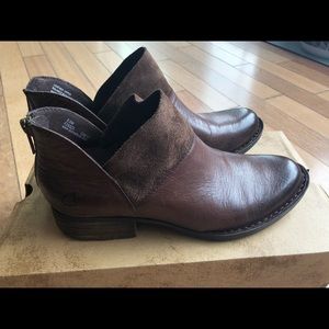 Born karava bootie 8.5 dark brown leather